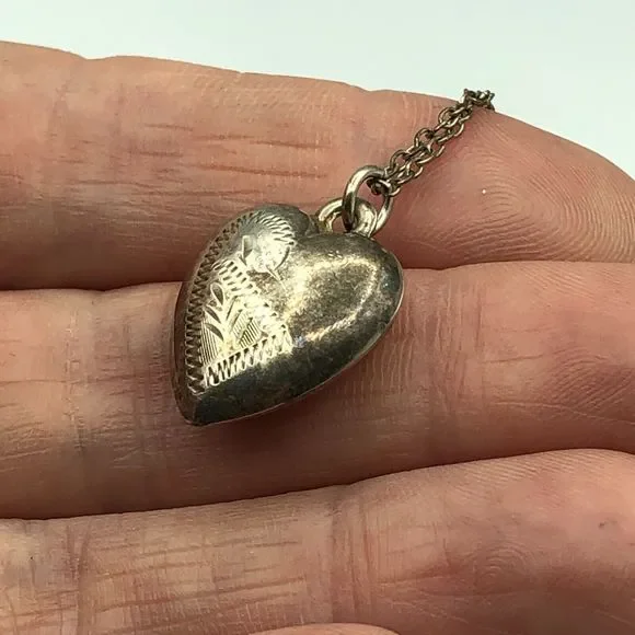 VINTAGE SILVER Puffed Heart Foliage Etch Pendant Necklace on Chain Retro Kitsch - Picture 10 of 16